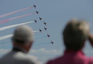 Bournemouth Echo: Red Arrows thrill crowds on day 2 of the Bournemouth Air Festival
