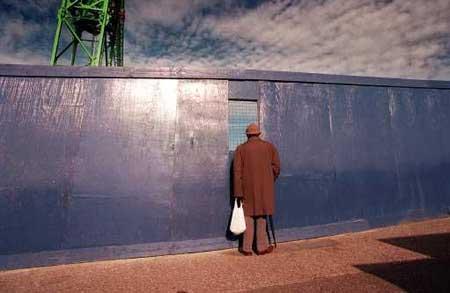 07/11/1998: Work begins on the IMAX and Waterfront complex and a curious bystander takes a cheeky look at what's going on. Picture: Richard Crease.