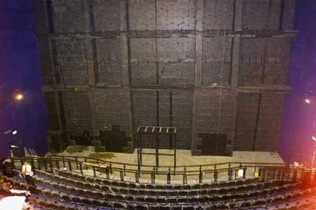 07/08/2000: Over a year after it was due to open and the screen at the IMAX is yet to be put in place.