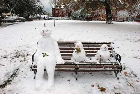 December 2010. Snowman family on bench in Ashley Cross. Sent in by Jane Bottwood.
