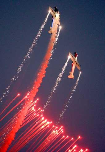 Night Air - display by the  Swip Team Twister Duo. Picture: Richard Crease.