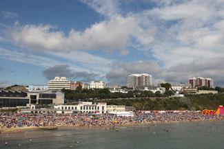 Pictures from the final day of the Bournemouth Air Festival 2011. Crowds on Bournemouth seafront. 