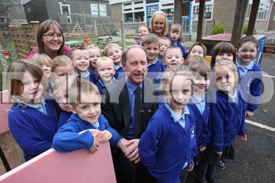 School report. Hillside First School in Verwood. Head Teacher Roger Withey with pupils from Rainbow class.