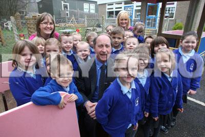 School report. Hillside First School in Verwood. Head Teacher Roger Withey with pupils from Rainbow class.