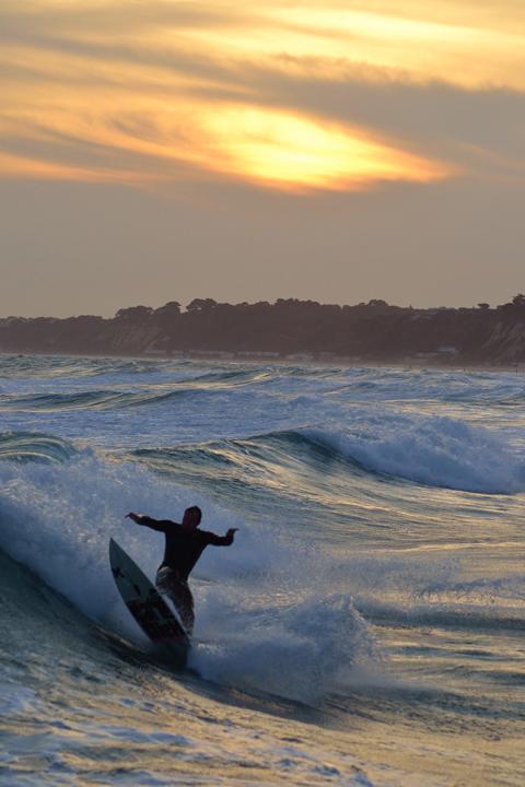 Surfer off Bournemouth pier, by Darren Francis.