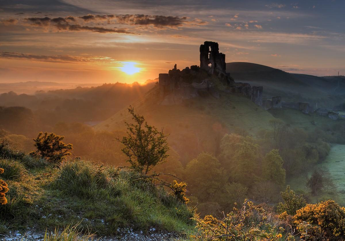 A beautiful early morning at Corfe Castle taken by  Andrew Bannister 