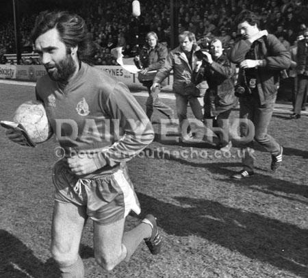 Football legend George Best at Dean Court  26th Mar 1983
