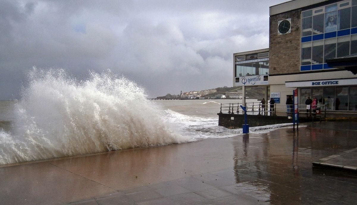Big waves at Swanage seafront. Picture by Mike Streeter