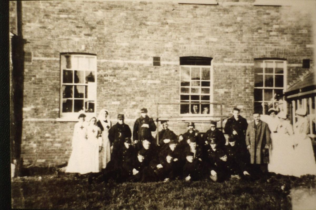 Nurses and patients outside the old Christchurch Infirmary in WW1.