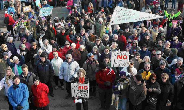 Bournemouth Echo: HOT TOPIC: Pro and anti-wind farm demonstrators in Swanage