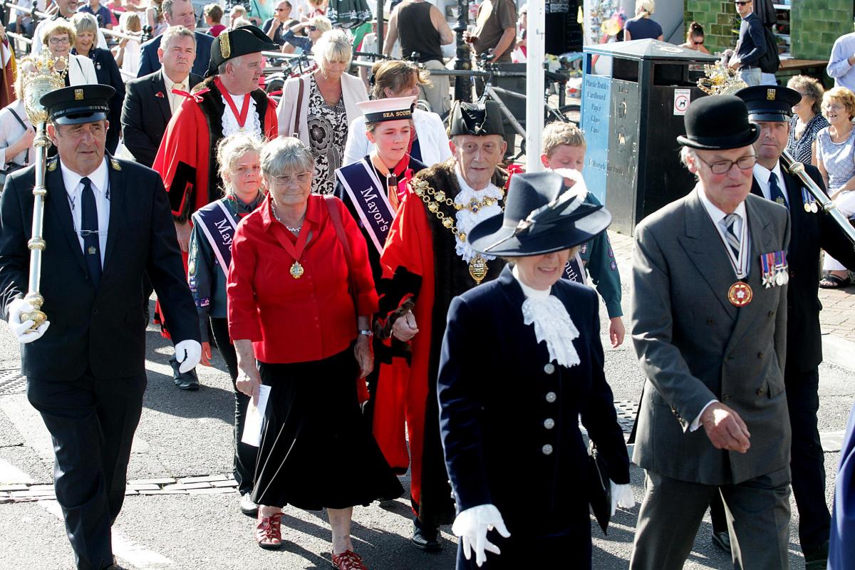 A civic service to commemorate the centenary of the start of World War One is held at St James' church in Poole followed by a parade along the quay.