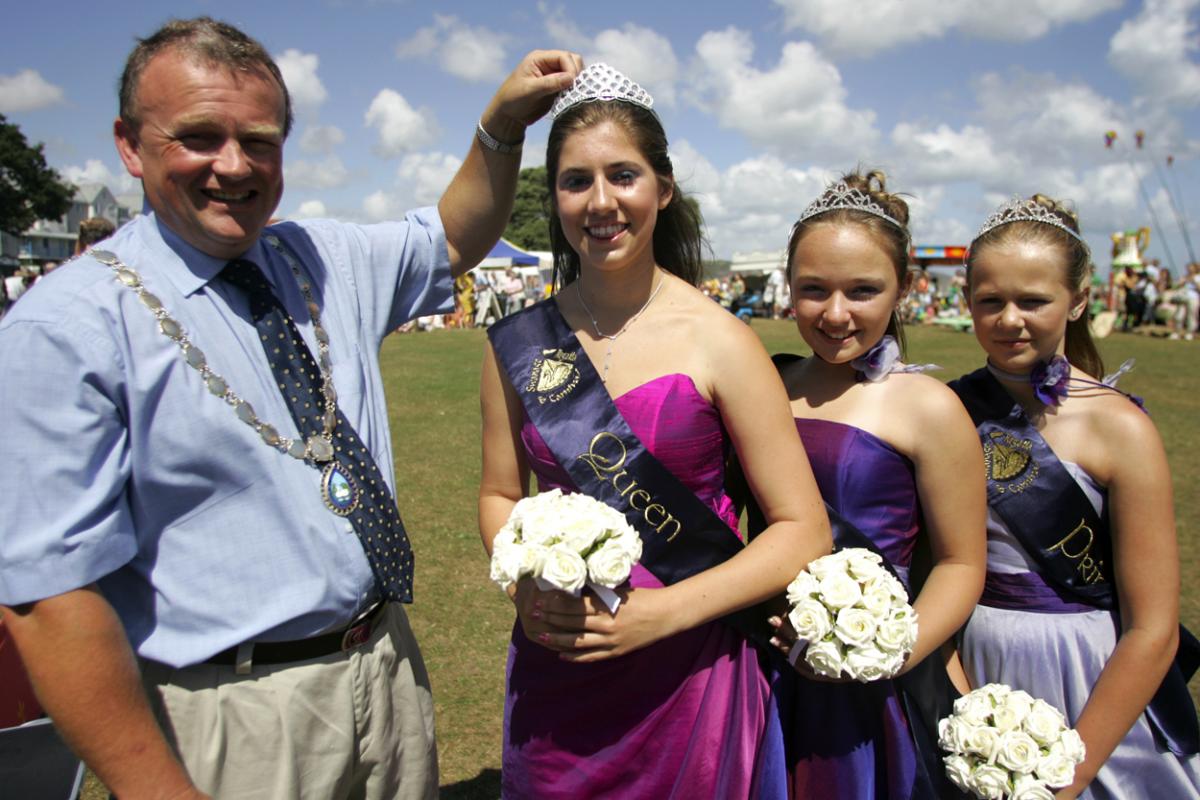 Carnival queen is crowned in 2006