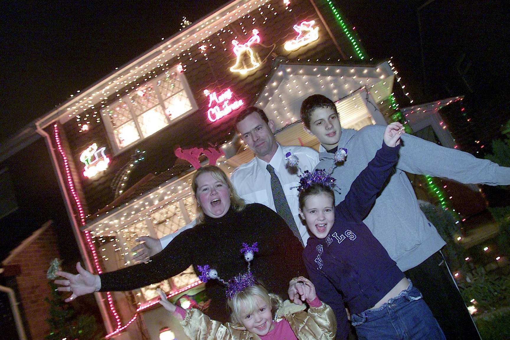 pMad3 - pic by Richard Crease - Peter and Tanya Finch and their children Jessica, Stacey and Peter outside their christmas light covered house in Old farm Road , oakdale , Poole