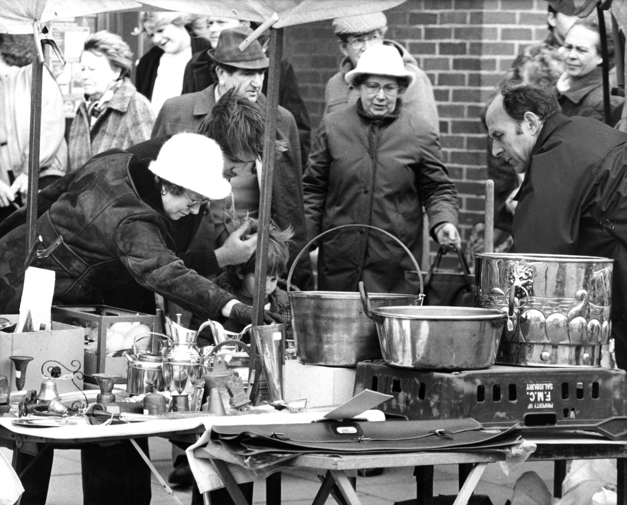 Lymington Market on a Saturday, where shoppers would flock to snap up everything from brass to bananas. December 29, 1985. THE SOUTHERN DAILY ECHO ARCHIVES. HAMPSHIRE HERITAGE SUPPLEMENT.
