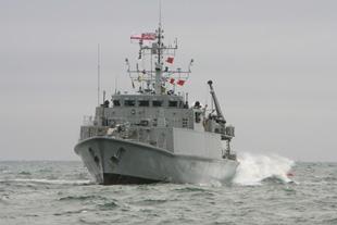 HMS Bangor comes in close to shore 
