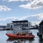 A 28ft yacht manned by one man has been helped by Poole RNLI after suffering difficulties off Poole harbour's entrance.