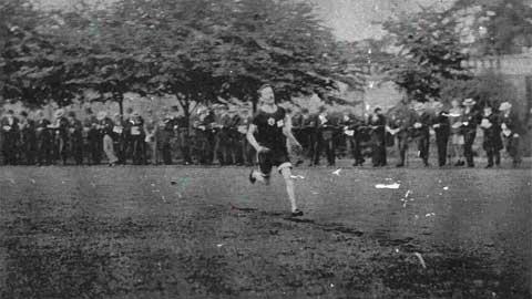 TOP TRAINER: Charles Bennett winning the 3AAA’s 10-mile race in 1899 at Stamford Bridge, London