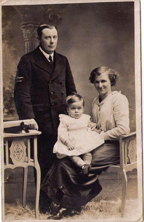 Harold and Rose King with baby Kenneth pictured around 1918