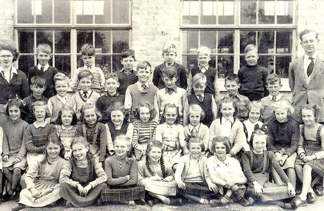  Hamworthy School 1953/54 mixed class and Mr Bennett.  Sent in by  Pat Bullock.