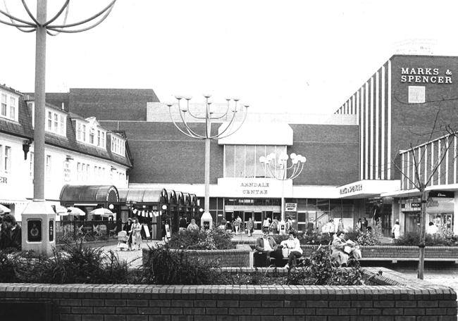 Falklands Square showing the outside of the Arndale Centre, Poole in 1987 - Daily Echo photo
