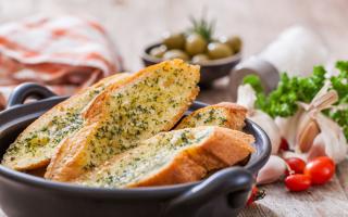 Garlic is a superfood in the fight against hayfever - so stock up on some bread!