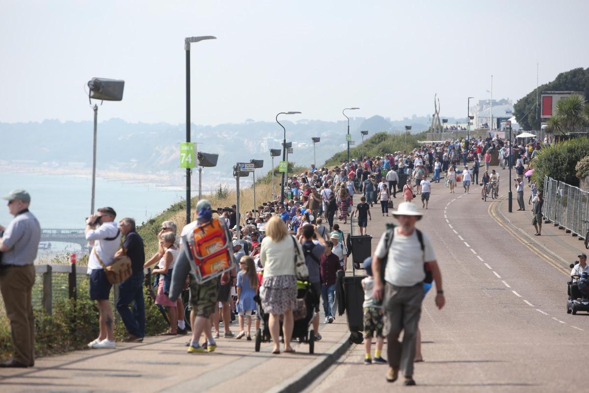 The crowds along the cliff